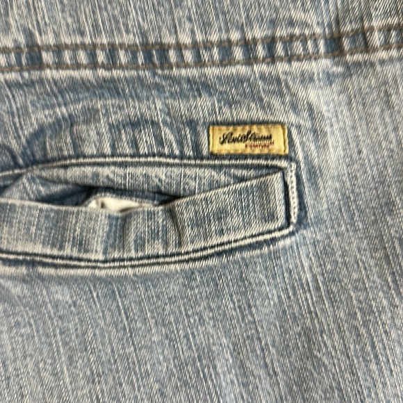 Levi Strauss Stretch Capris. Women's Light Blue Jeans - Picture 2 of 6